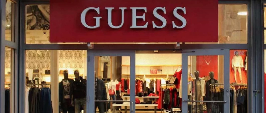 Модная женская одежда бренда Guess