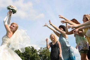 Свадебная традиция: невеста кидает букет