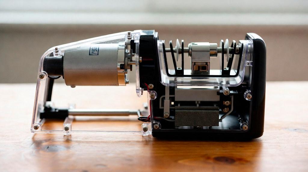 В основе любой электрической точилки для ножей— двигатель, абразивные диски и направляющие, которые удерживают нож под нужным углом.