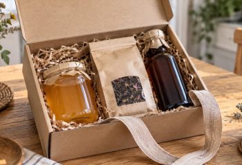 Как собрать натуральный продуктовый подарок: мёд, чай и сбитень